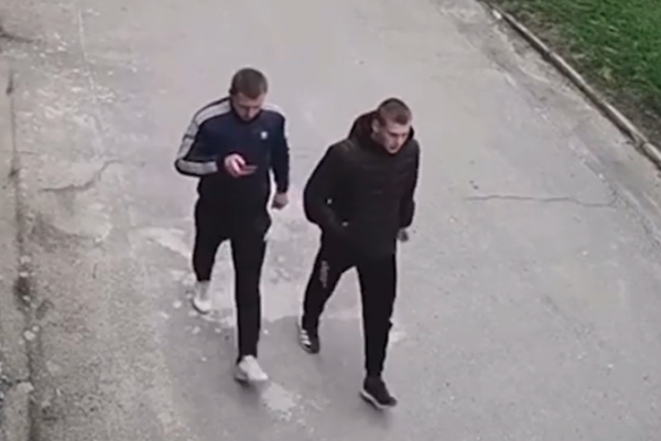 В Тернополе разыскивают молодых мужчин, которые рассчитались украденной карточкой