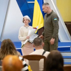 Виталий Кличко накануне Дня матери вручил награды городского головы матерям и женам погибших Героев