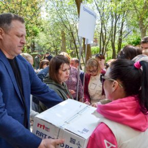 Заместитель председателя Тернопольского облсовета вместе с ОО «ВПО Украины» встретился с переселенцами и передал помощь от БФ «Волны перемен»