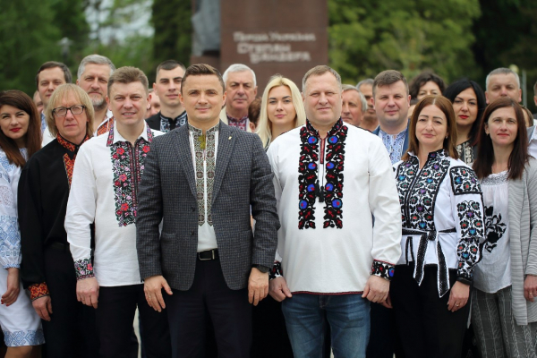 Зи праздником, дорогие украинцы, с Днем вышиванки! – Михаил Головко