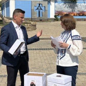 Михаил Головко передал в Киеве 60 тысяч подписей, которые собрали в Тернопольской области против Московского патриархата