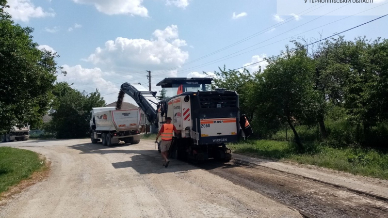 Наиболее аварийные государственные дороги ремонтируют на /></p>
<p><img class=