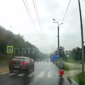 Пешеход идет, а водитель уезжает: в Тернополе авто «Ягуар» чуть не сбил женщину на переходе
