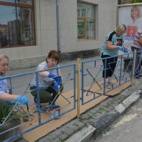 Работники Теребовлянского городского совета покрасили забор в центре города