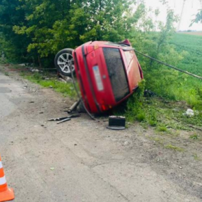В Тернопольской области водитель въехала в бетонный столб и опрокинула авто: травмировались дети