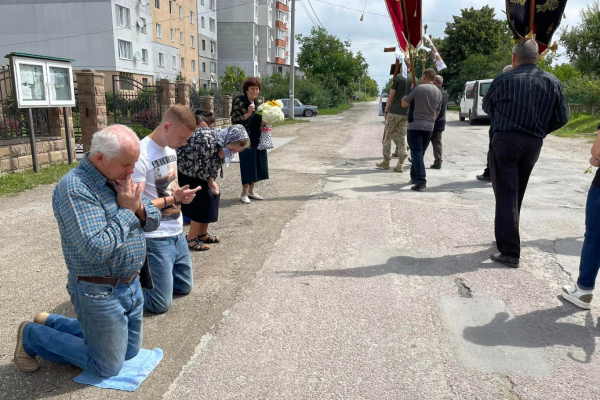 Последнюю дорогу застелили цветами: в Большой Березовице похоронили Героя Ярослава Матияша