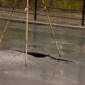 После непогоды в центре Тернополя образовалась пропасть: движение общественного транспорта приостановили