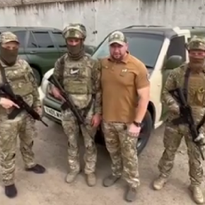 Представители Тернопольского военного колледжа передали автомобиль для ВСУ, где служит их выпускник