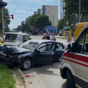 В Тернополе на Лесе Украинки мощное столкновение: травмированы