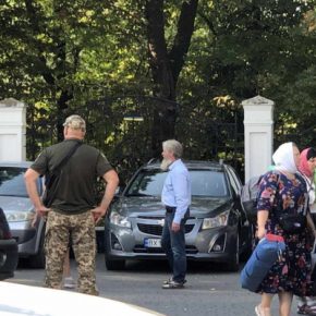 Мужчинам-паломникам московского патриархата под Каменец-Подольским вручают повестки