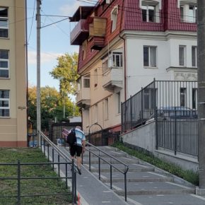 Доступность для "галочки": В Тернополе установили пандус для красоты