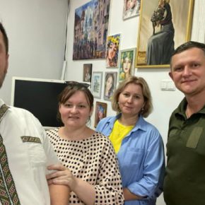 Компьютер передали тернопольской «Просвите» благотворители фонда «Волны перемен»