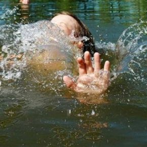 На Тернопольщине мужчина прыгнул в воду из парома и утонул