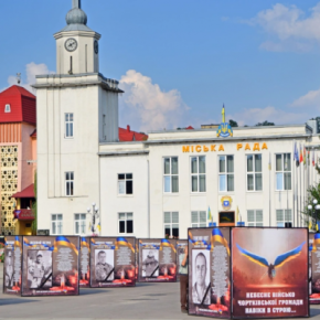 Помним всех поименно: в Чорткове установили инсталляцию в память о погибших Героях