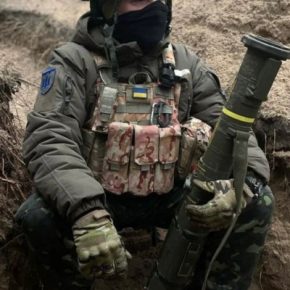 "Перед выездом на фронт мы с друзьями обнялись и пообещали вернуться в таком же составе", - история бойцов