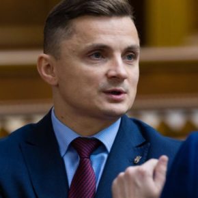 Суд обязал вернуть подозреваемому во взяточничестве Михаилу Головко изъятые средства