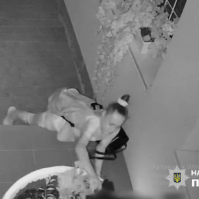 В Тернополе ищут женщину, которая возле роддома вырвала зеленые насаждения из клумбы