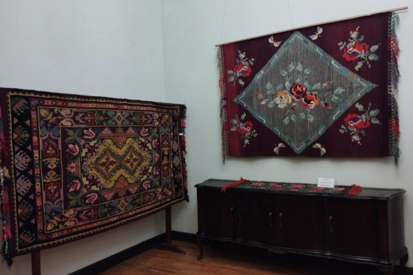 В Збаражском замке экспонируют выставку древних домотканных ковров