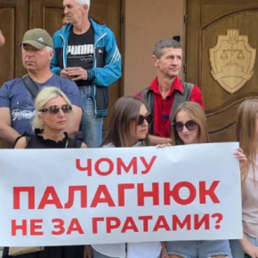 Возле Тернопольского горрайонного суда пикет из-за дела поджога элитных авто