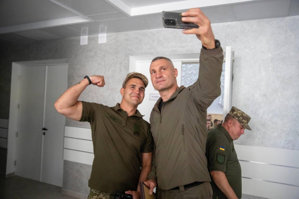 Кличко посетил военную часть, которой Киев выделил из бюджета 15,5 млн грн