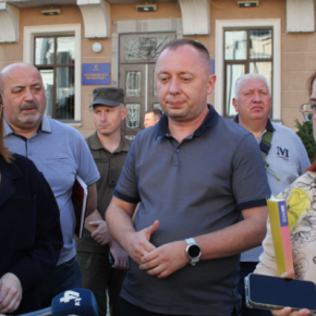 Меньше средств в брусчатку, а больше – в ВСУ: в Тернополе под стенами горсовета снова прошла акция протеста