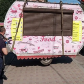 На Киевской демонтировали прицеп-киоск: владельца не нашли