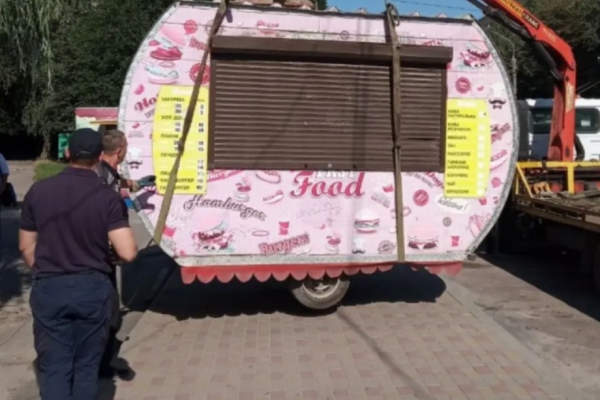 На Киевской демонтировали прицеп-киоск: владельца не нашли