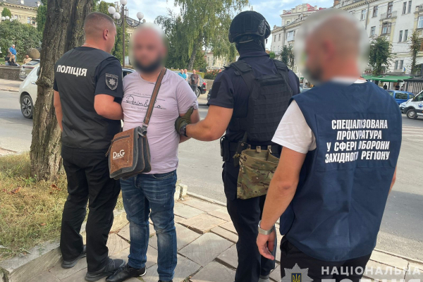  Лицом в землю: в Тернополе задержали мужчин, которые поставили женщину на «счетчик» и требовали 43000 долларов