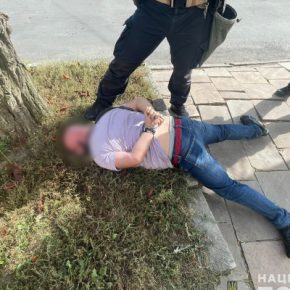 Лицом в землю: в Тернополе задержали мужчин, которые поставили женщину на счетчик и требовали 43000 долларов