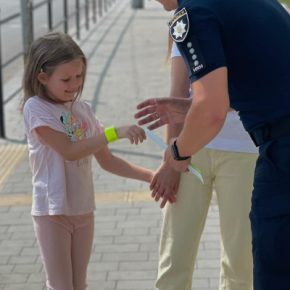 Патрульные полицейские раздали тернополянам фликеры