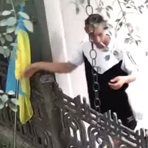 Разыскивают мужчину, похитившего флаг в Тернополе