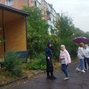 Скандал в Тернополе: людям возле домов срезали деревья и ночью установили киоск