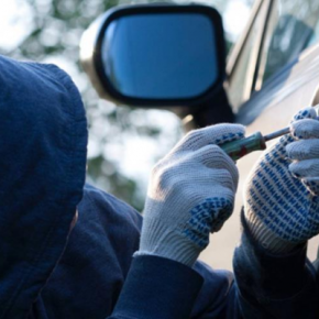 В Тернополе 20-летний парень за ночь обокрал два автомобиля