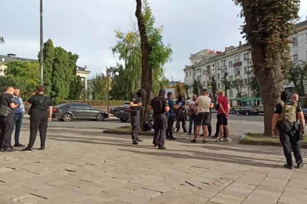 В Тернополе возле школы задержали двух человек