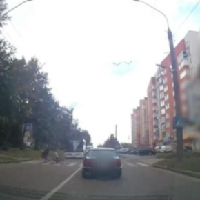 В Тернополе водитель на автобусе чуть не сбил мальчика на пешеходном переходе