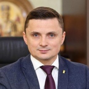 Михаил Головко прервал отпуск, узнав, что депутаты собирают подписи за его отстранение.