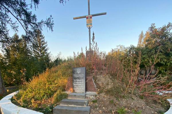 На Тернопольщине поставили Памятник павшим Героям с ошибками