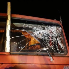 Шокирующий случай на дороге: в Хоросткове в лобовое стекло грузовика влетела металлическая труба