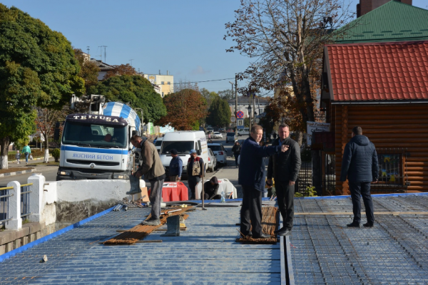 В Теребовле строят пешеходный мост через реку