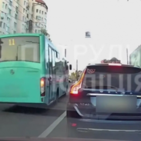 В Тернополе водитель на автобусе чуть не сбил пешехода
