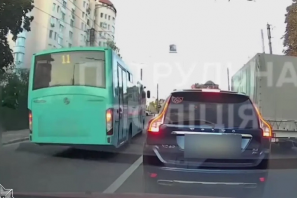 В Тернополе водитель на автобусе чуть не сбил пешехода