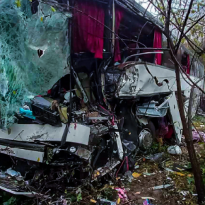 Столкнулись грузовик и рейсовый автобус: водитель из Тернополя погиб в масштабном ДТП в Закарпатье