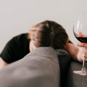 В Тернопольской области наказали 21-летнюю женщину за то, что спаила несовершеннолетнюю подружку