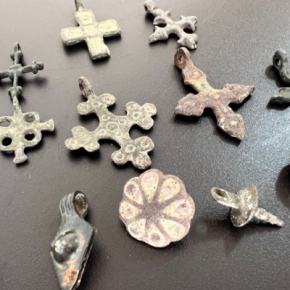 Нательные крестики времен Руси хотели вывезти из Тернопольщины в США