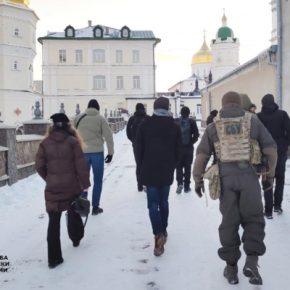 СБУ проводит обыски в Почаевской лавре