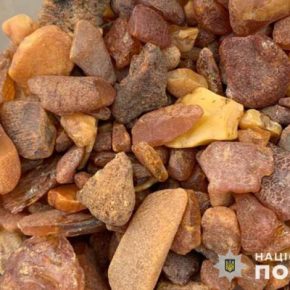 Тернополянин на рынке незаконно продавал янтарь