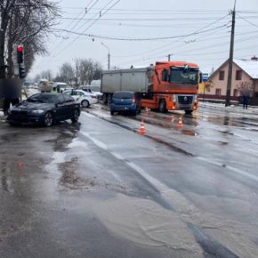 В Тернопоиле на Микулинецкой авария: столкнулись три автомобиля