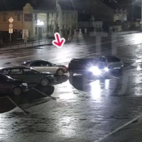 В Тернополе разыскивают водителя, который у рынка въехал в чужое авто и скрылся