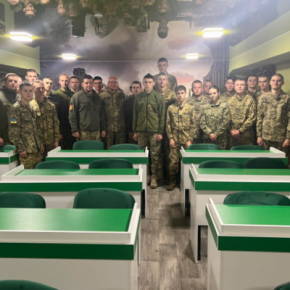 Воин ВСУ и режиссер Алексей Гончарук представил свой новый фильм курсантам Тернопольского колледжа