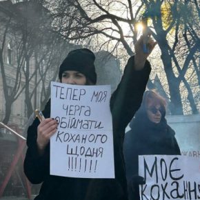 Демобилизации и определения сроков службы требовали родственники военных во время мирного митинга в Тернополе